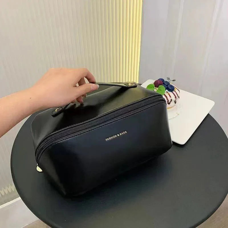 EFFICIENT ELEGANCE: LARGE-CAPACITY WATERPROOF TRAVEL COSMETIC BAG