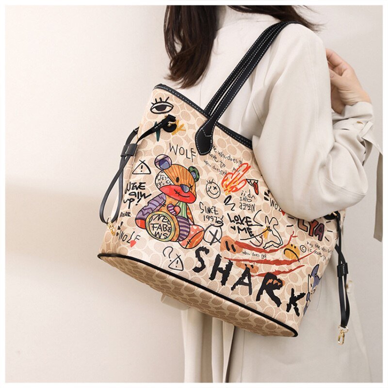 CHIC AND PLAYFUL: BEAR GRAFFITI FASHION TOTE BAG