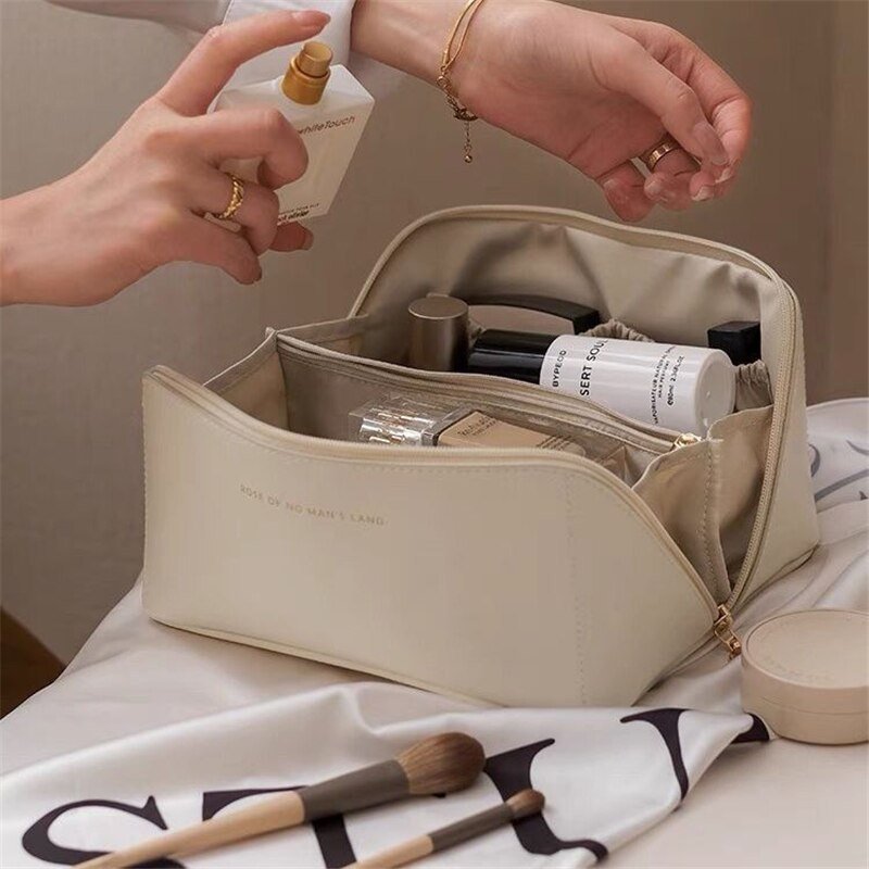 EFFICIENT ELEGANCE: LARGE-CAPACITY WATERPROOF TRAVEL COSMETIC BAG